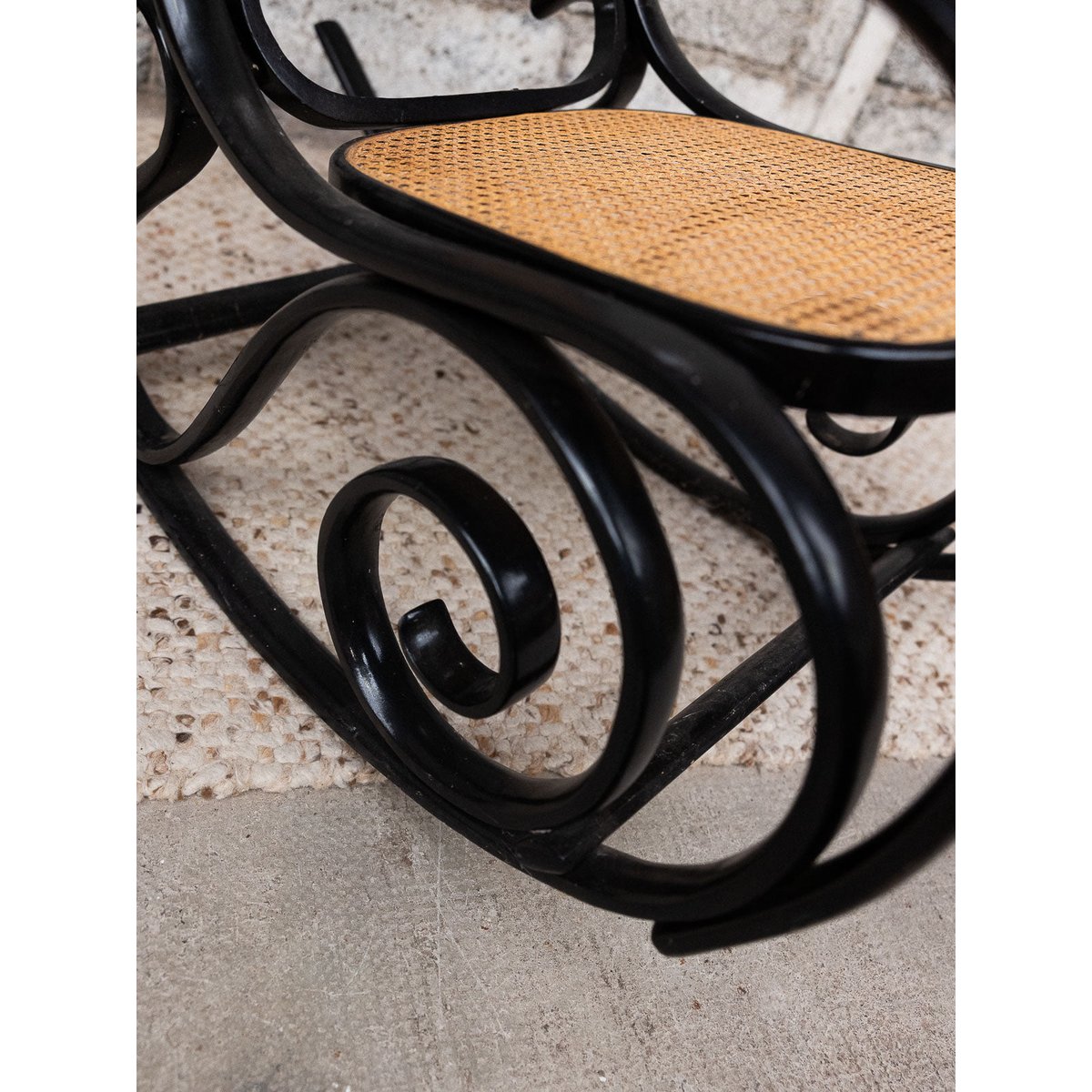 Rocking-chair en cannage Alibert N°92 - Bon état beige, DEBONGOUT