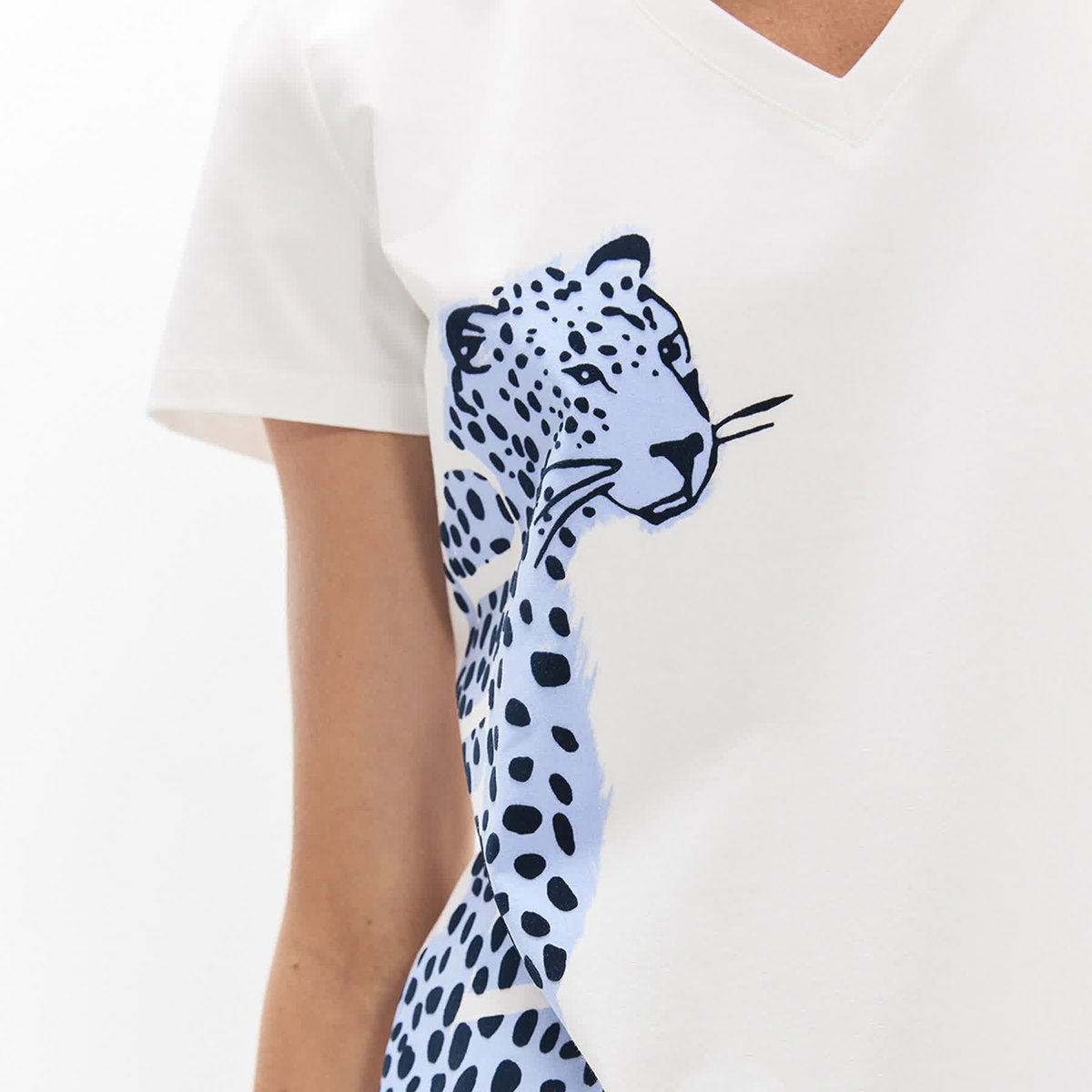 T-shirt col V imprimé léopard à fentes latérales blanc, LOLA CASADEMUNT
