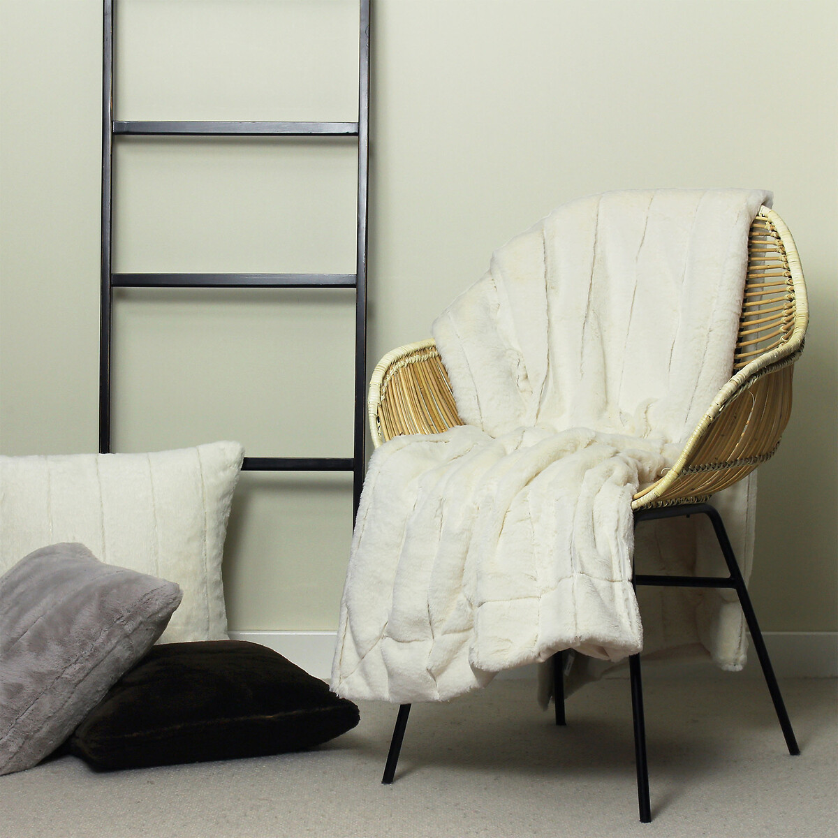 Empress Velvet Throw cream, PAOLETTI