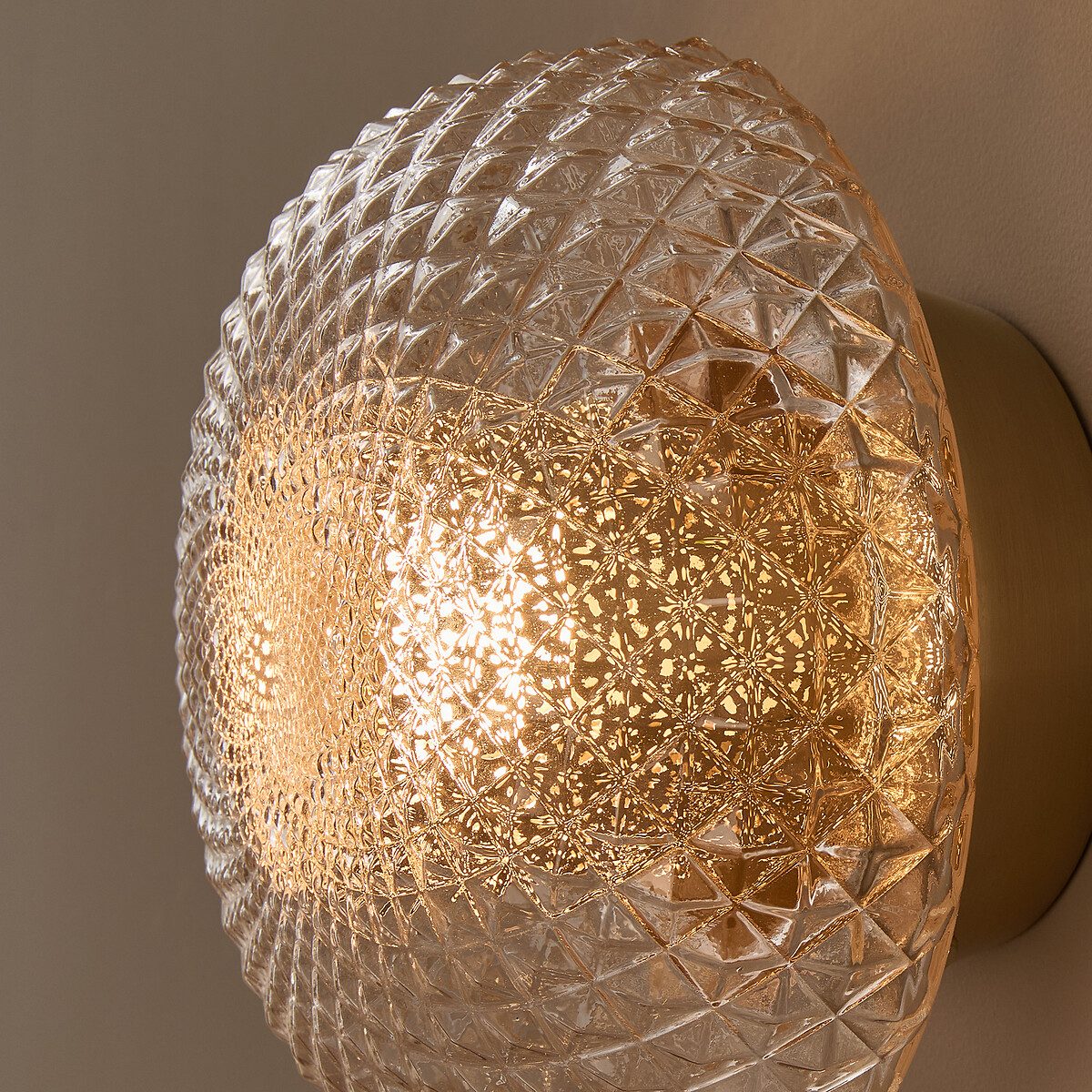 Plafonnier applique, en verre ciselé et laiton, diamètre 20 cm, MISTINGUETT laiton vieilli, AM.PM X EMMANUEL GALLINA