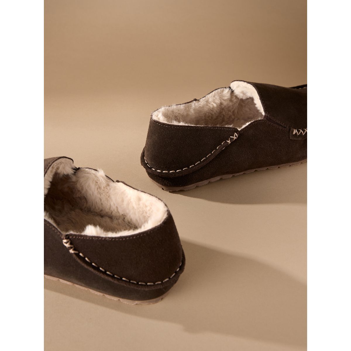 Chaussons mocassins en daim kickdown Signature marron, NEXT
