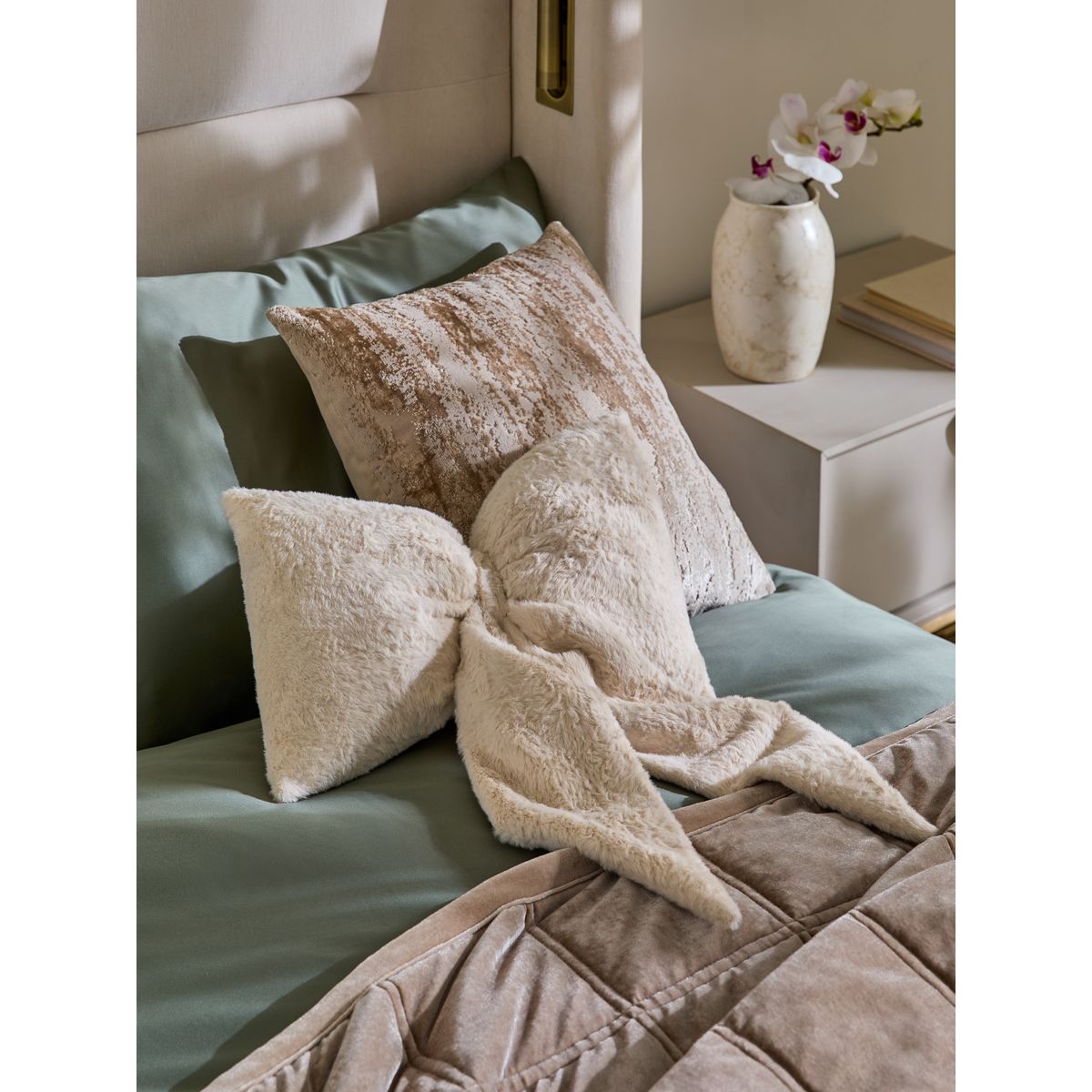 Coussin nœud 3d en imitation fourrure naturel, NEXT