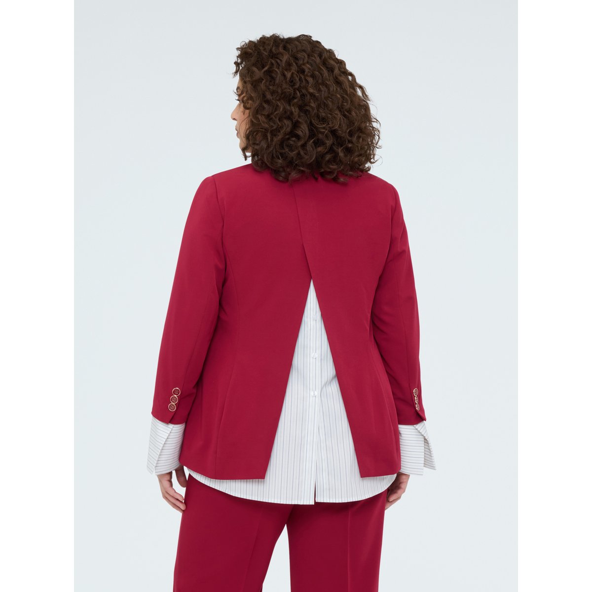 Revers classiques, fermeture simple boutonnage avec un bouton et poches burgundy, FIORELLA RUBINO