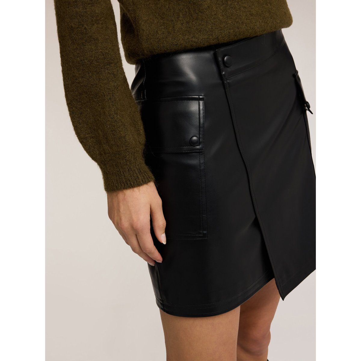 Mini-jupe asymétrique avec poches cargo noir, MOTIVI