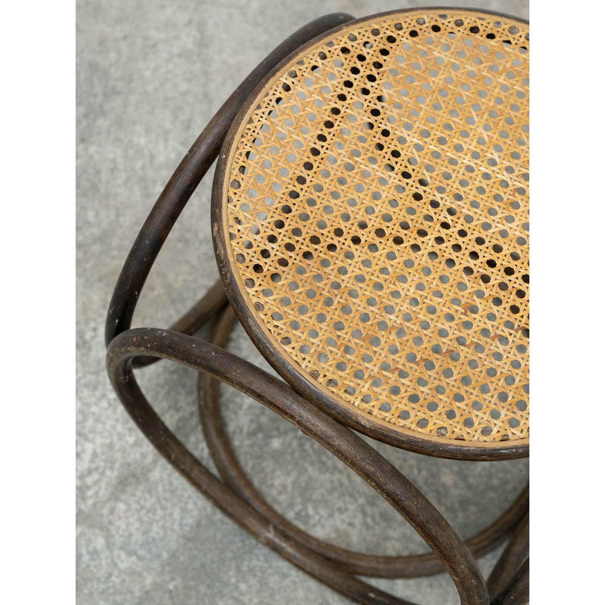 Table d'appoint en bois et cannage Francine N°1060 - Bon état bois foncé, DEBONGOUT