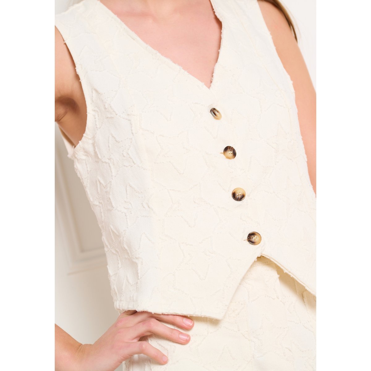 Gilet sans manches brodé étoiles blanc vanille, LOLALIZA