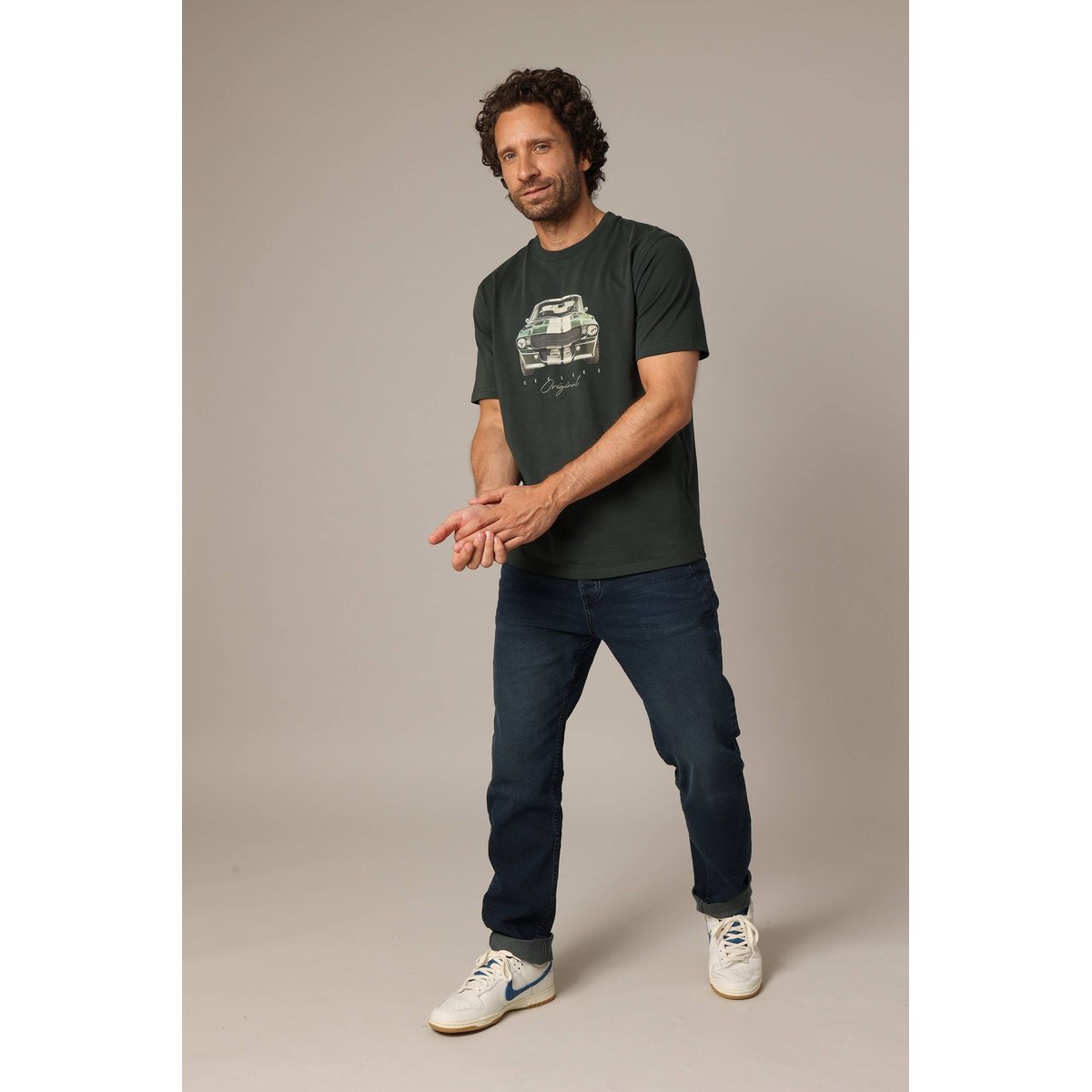 T-shirt en coton avec imprimé voiture rétro sur le devant, coupe droite et col rond. FASTCAR emerald, DEELUXE