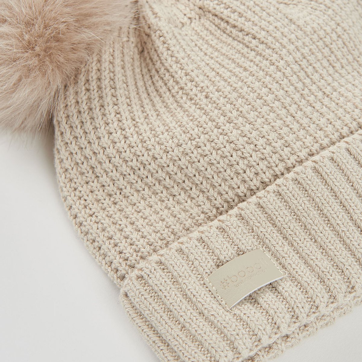 Bonnet avec doubles pompons beige, BOBOLI