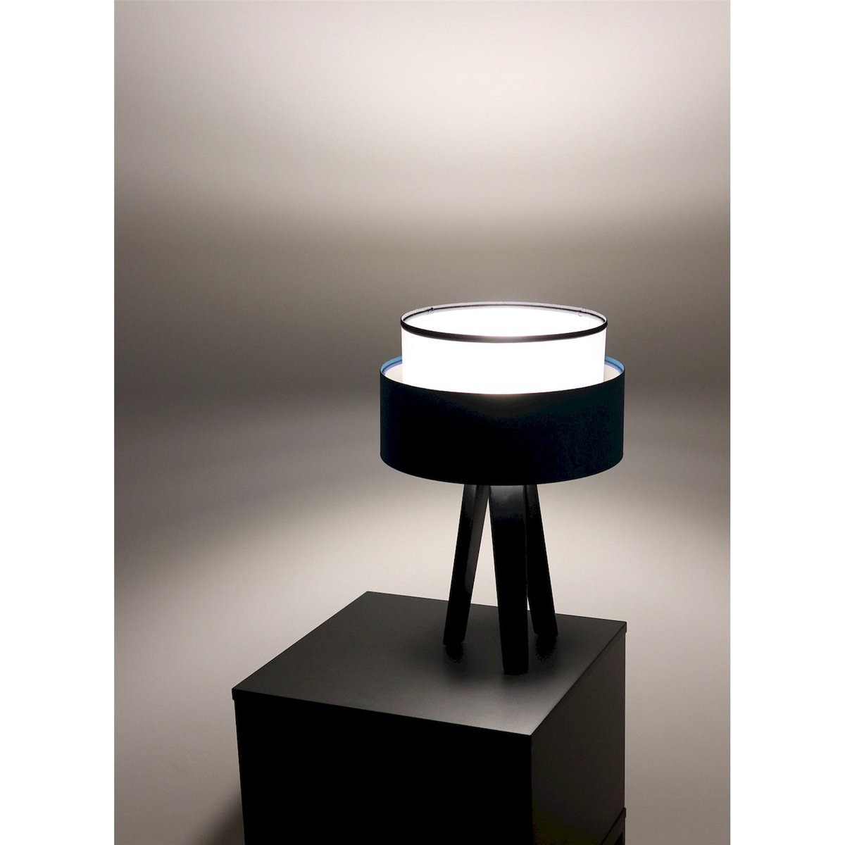 Lampe à poser ronde en satin, DUO ELLEGANT bleu marine satiné intérieur argenté, BPS KONCEPT