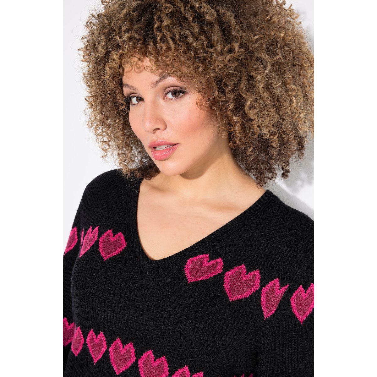 Pull avec cœurs, col en V et manches longues noir, ULLA POPKEN