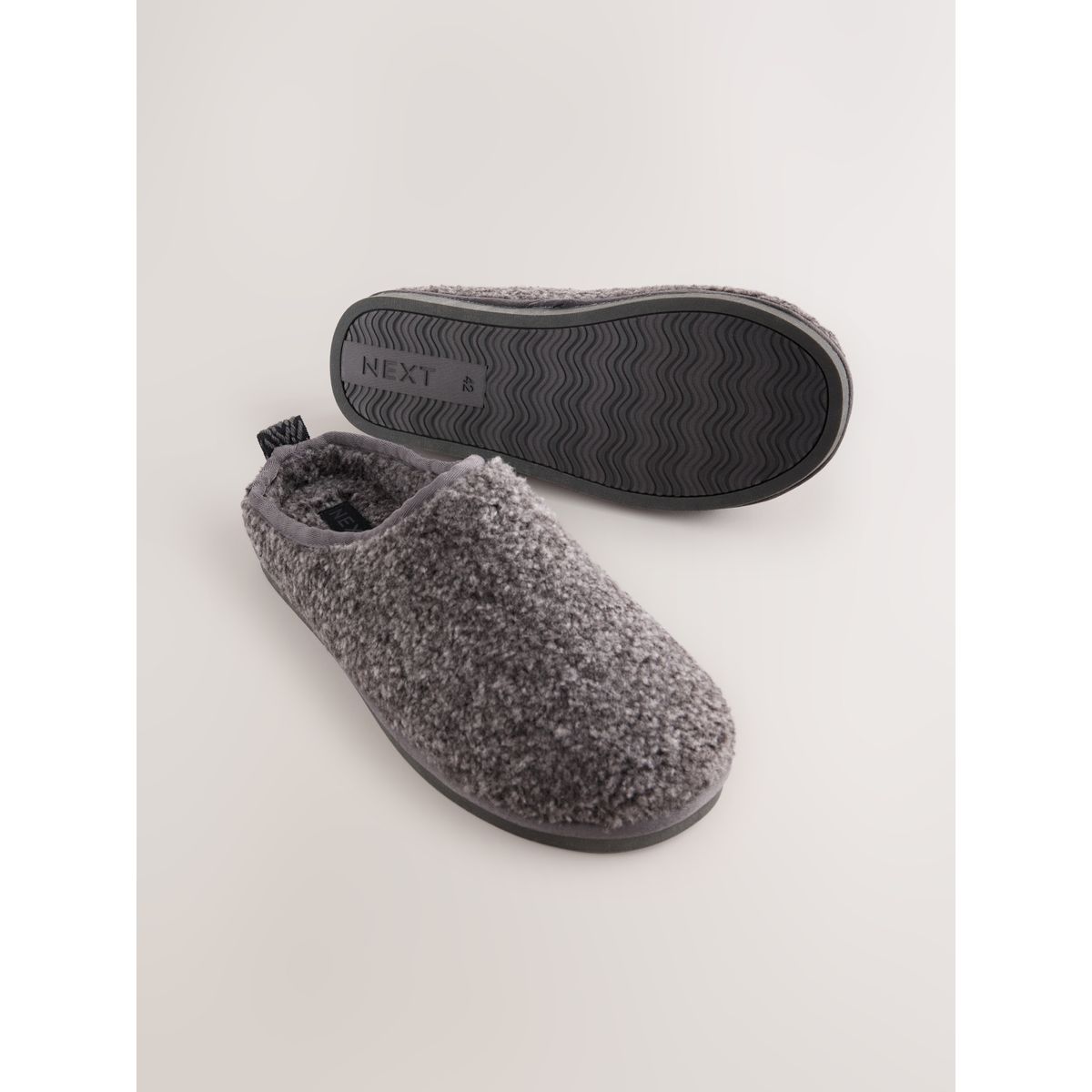 Chaussons mules en peau lainée gris, NEXT