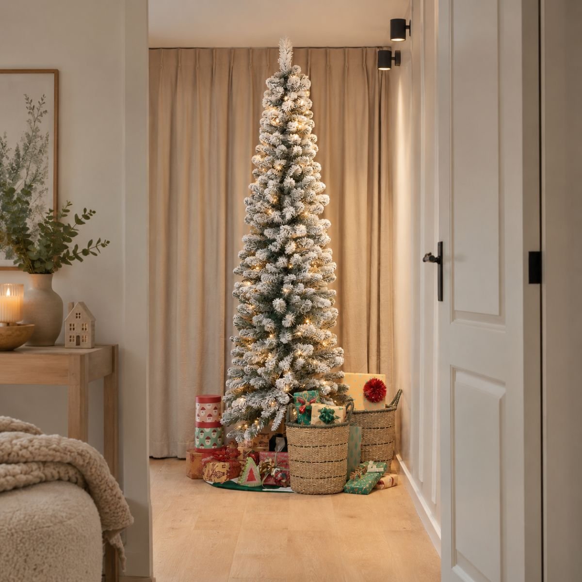 Sapin de Noël artificiel étroit et enneigé avec LED H215 cm CHARLTON vert, BLACK BOX TREES