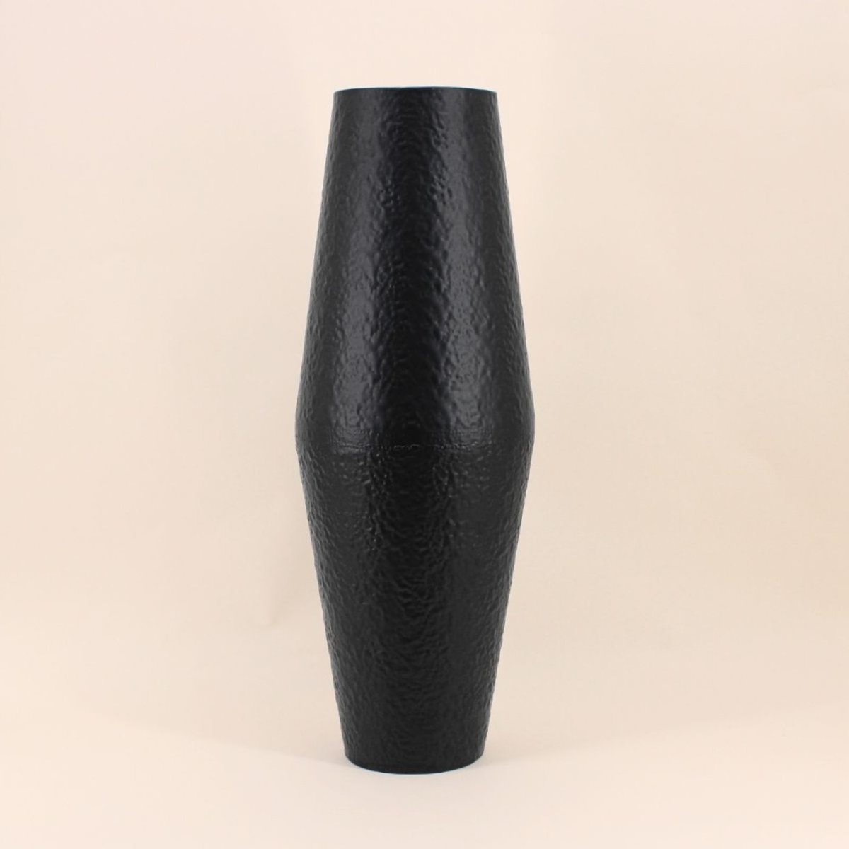 Vase design en métal martelé, H65cm noir, ORNAMI