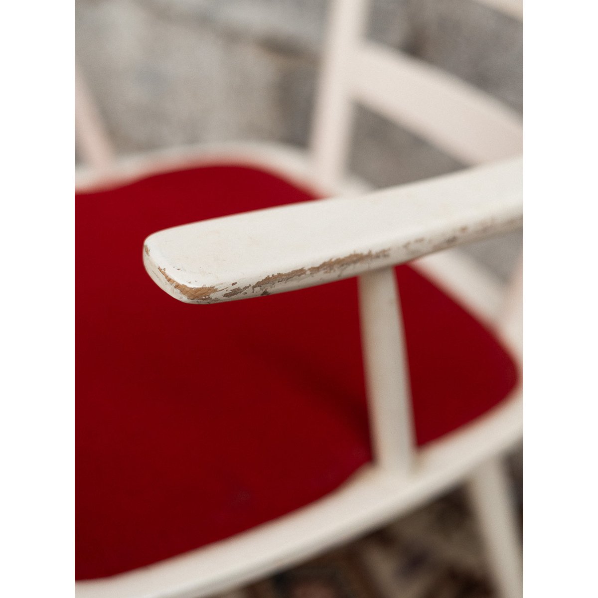 Chaise rouge et blanche Alma N°1724 - Bon état blanc, DEBONGOUT