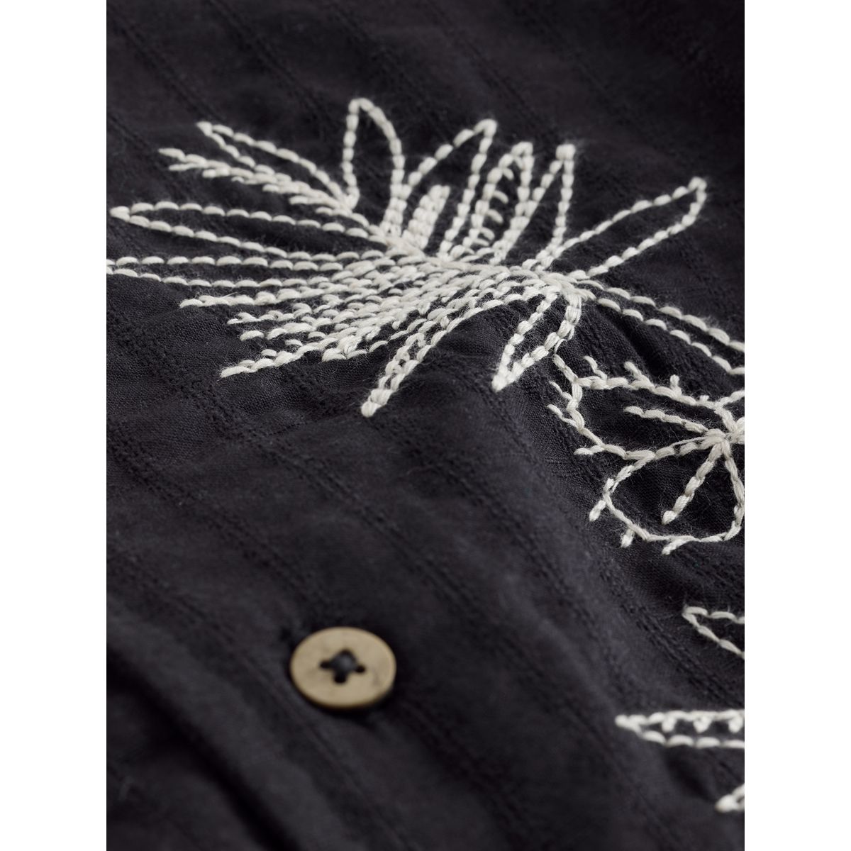 Chemise manches courtes avec broderie fleur brodée noire, NEXT