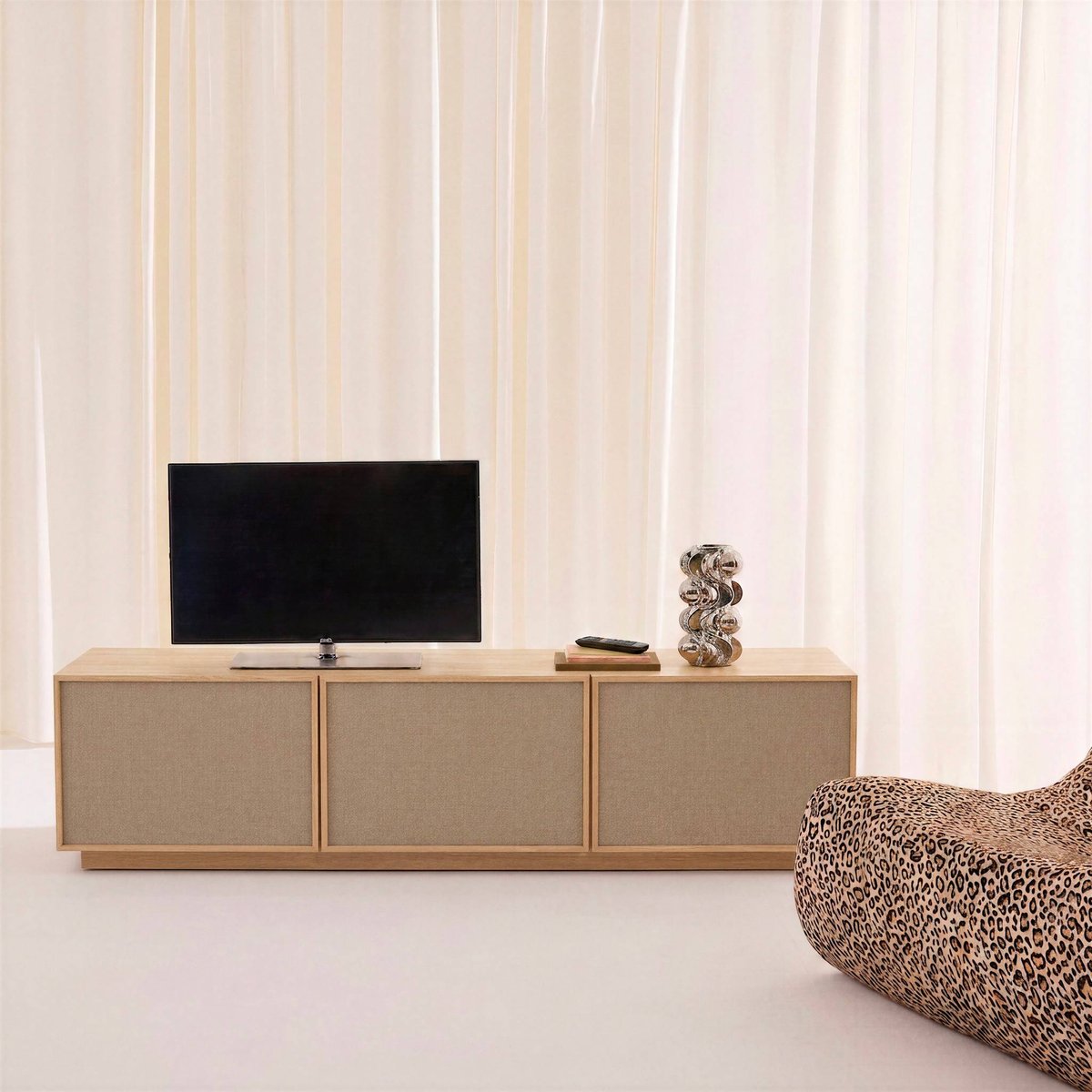 Meuble TV décor bois et tissu 3 portes 180cm KUBA naturel, SWEEEK