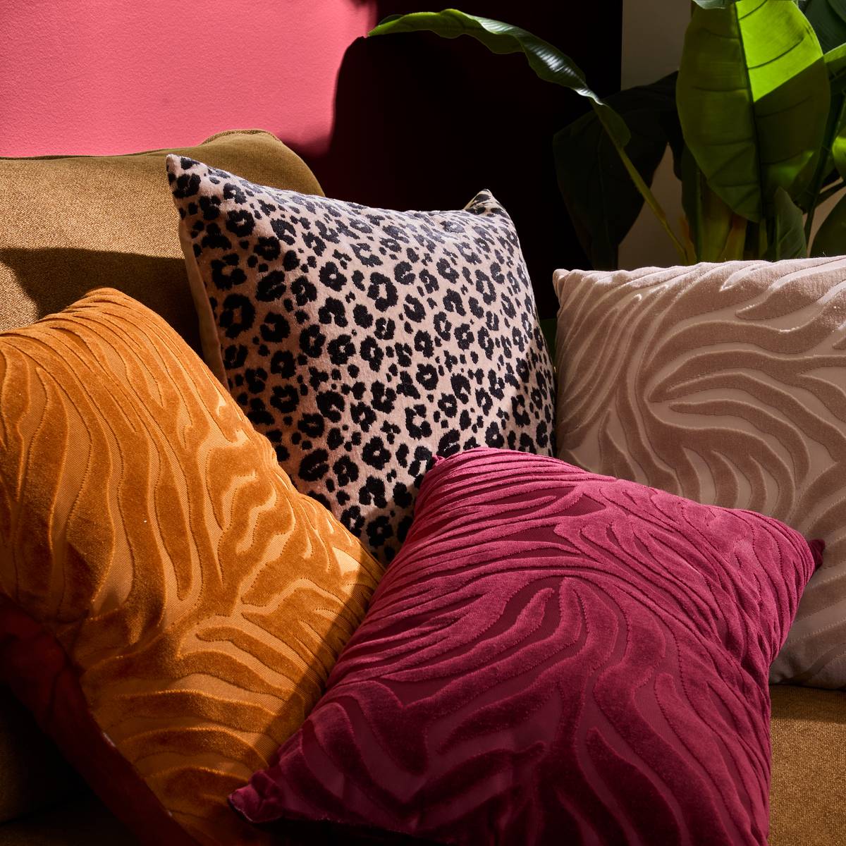 Coussin déhoussable en velours LYNRA noir zèbre, ATMOSPHERA