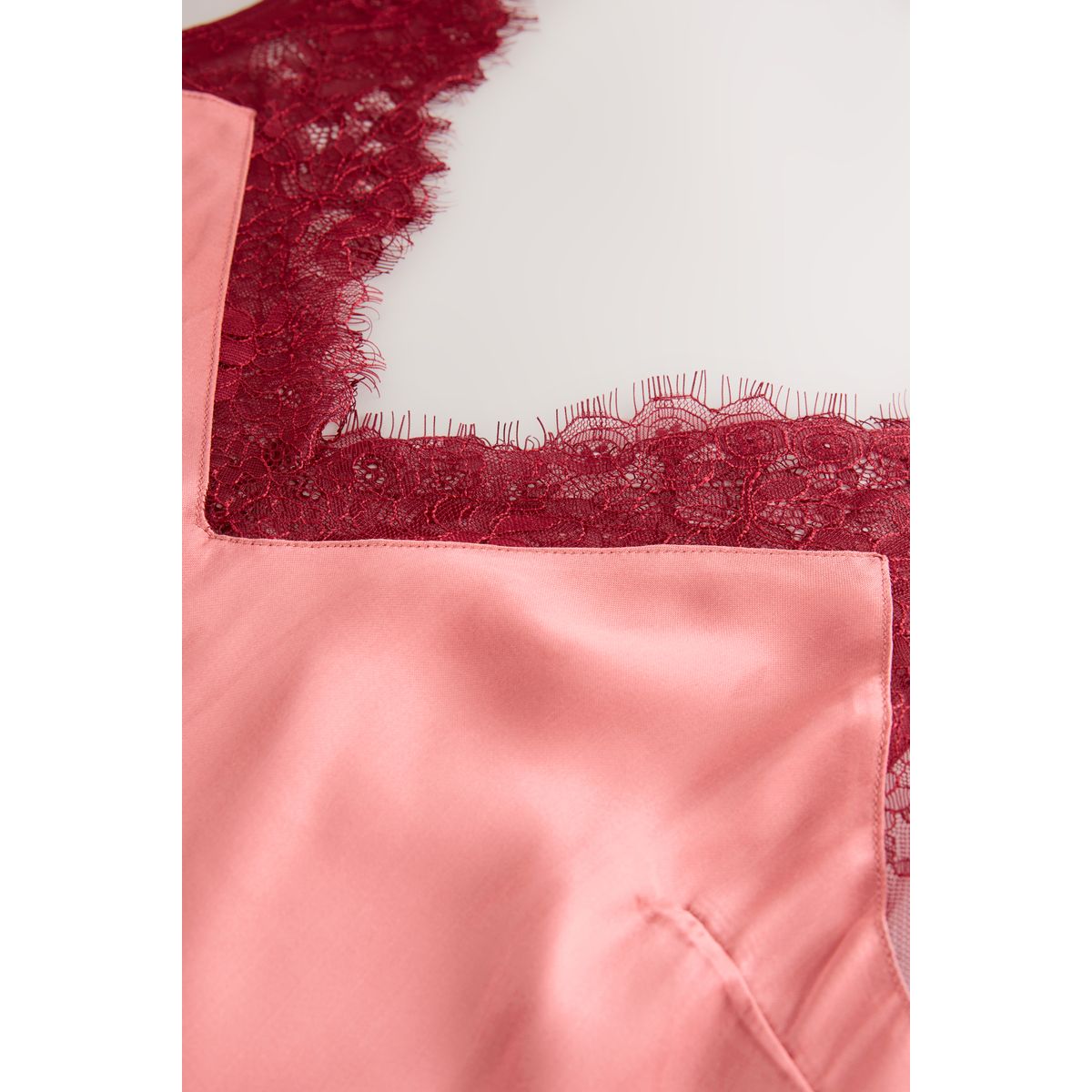 Caraco en satin bordé de dentelle rose mauve, NEXT