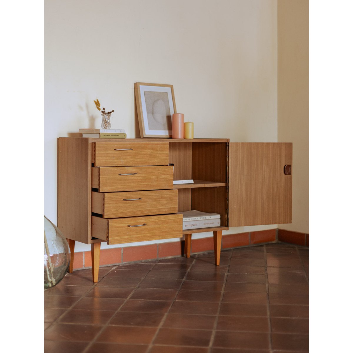 Commode scandinave aux poignées en métal doré Olga N°687 - Bon état bois clair, DEBONGOUT