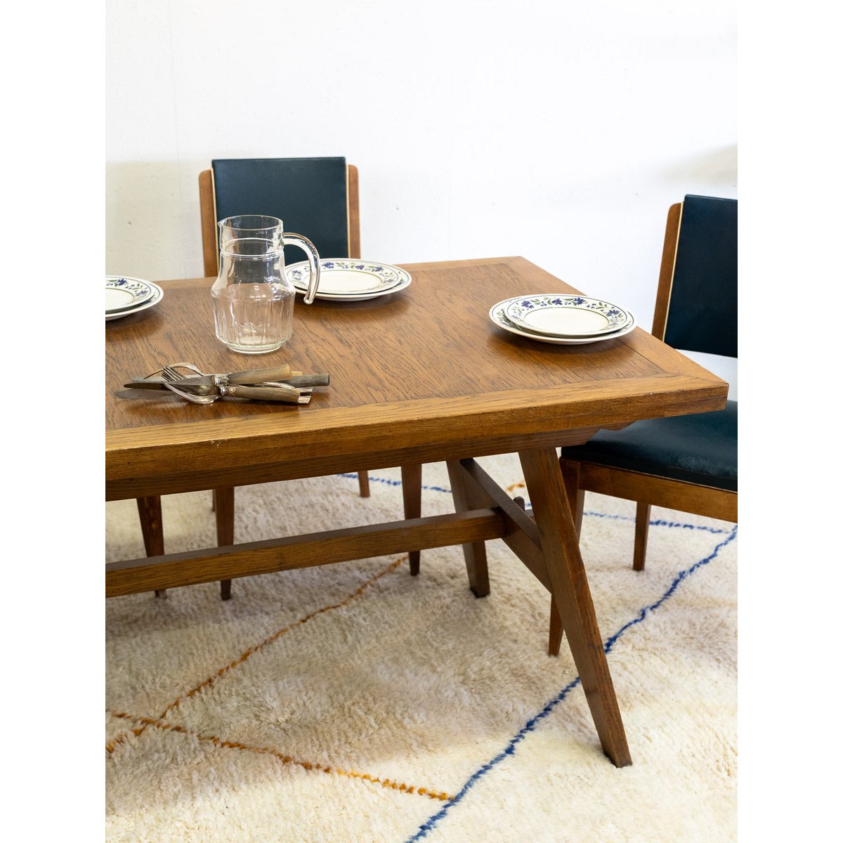 Table à manger en bois Karla N°1047 - Bon état bois foncé, DEBONGOUT