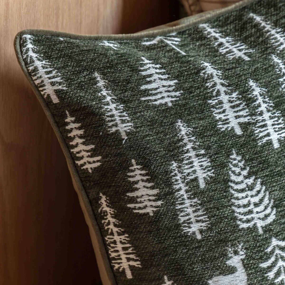 Woodland Stag Chenille Cushion green, ÉDITÉ
