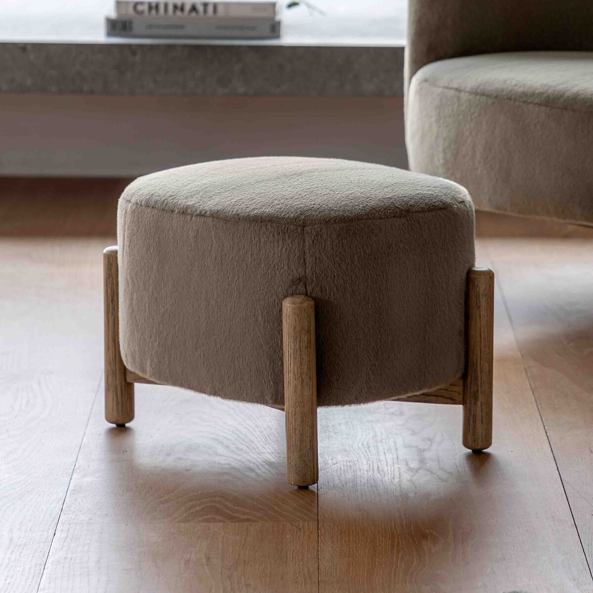 Tristan Faux Fur Footstool khaki, ÉDITÉ