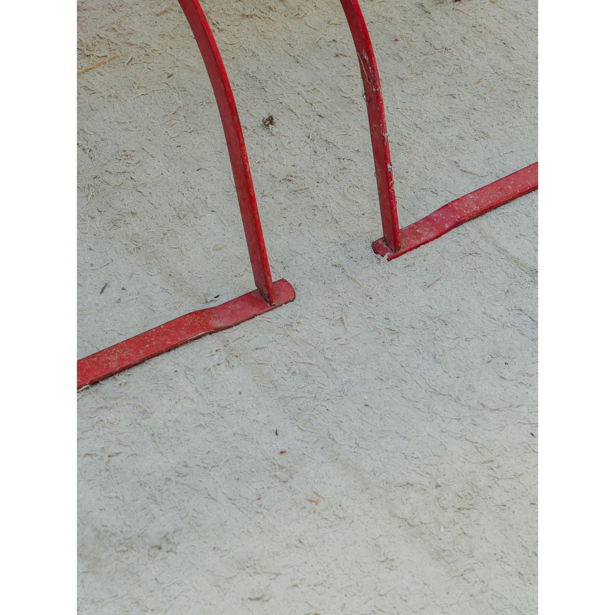 Lot de 4 chaises en bois et métal rouge Claude N°1652 - Bon état bois foncé, DEBONGOUT