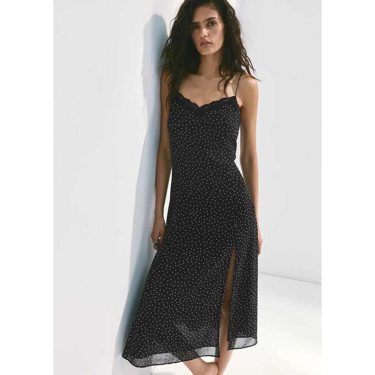 Robe à pois avec détail en dentelle noir, MANGO