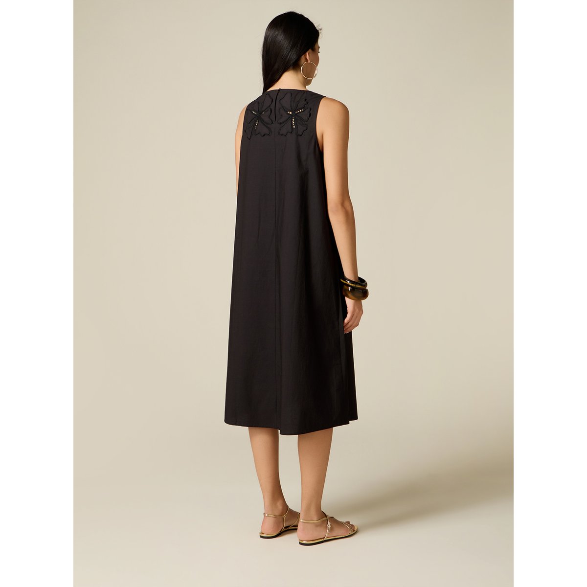 Robe ligne A avec applications florales noir, OLTRE