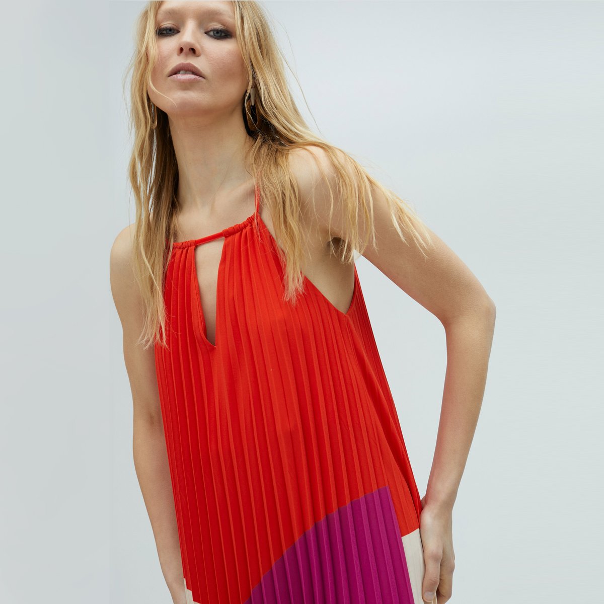 Robe longue plissée sans manches rouge clair, LOLA CASADEMUNT