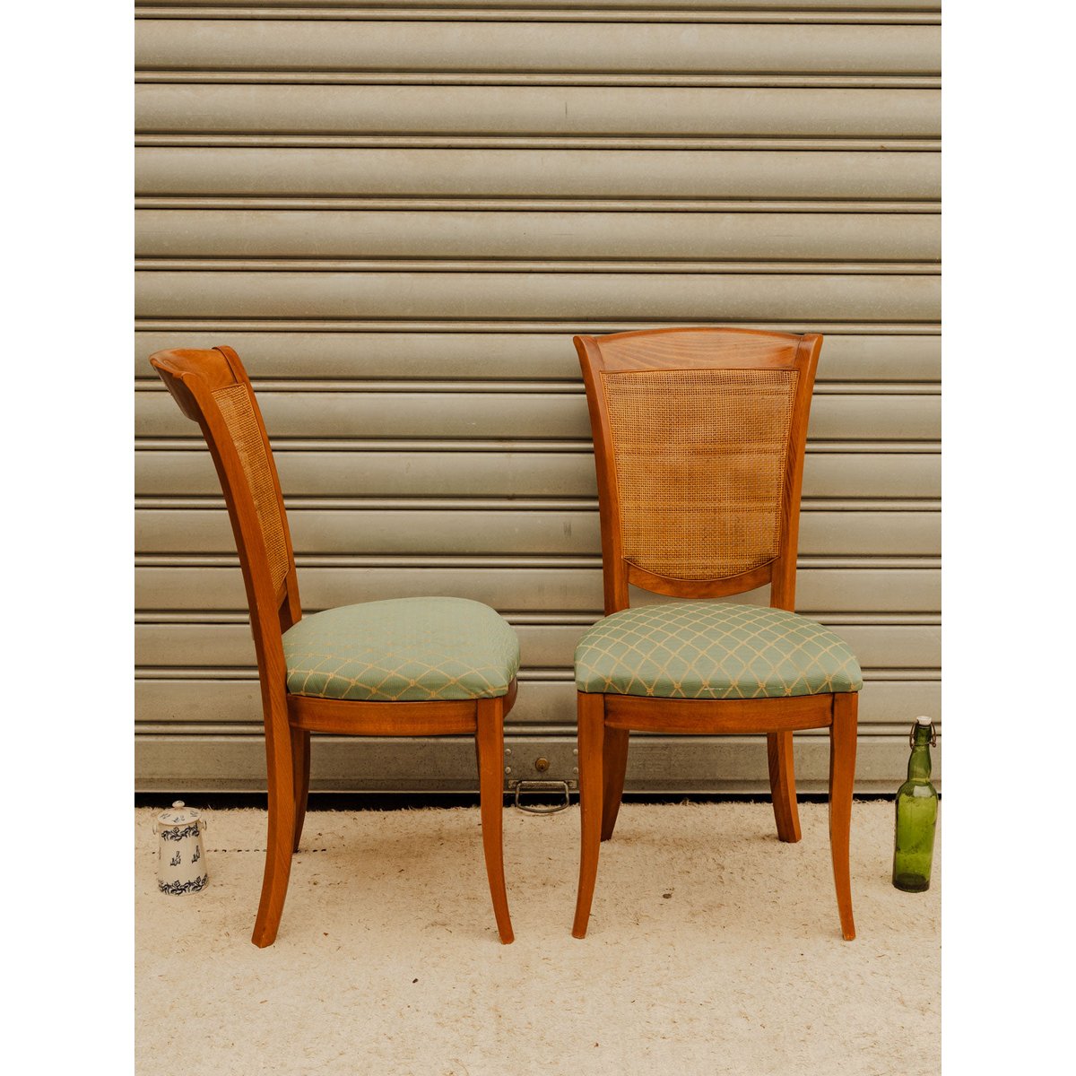 Paire de chaises en bois et tissu vert Claude N°1734 - Bon état bois foncé, DEBONGOUT
