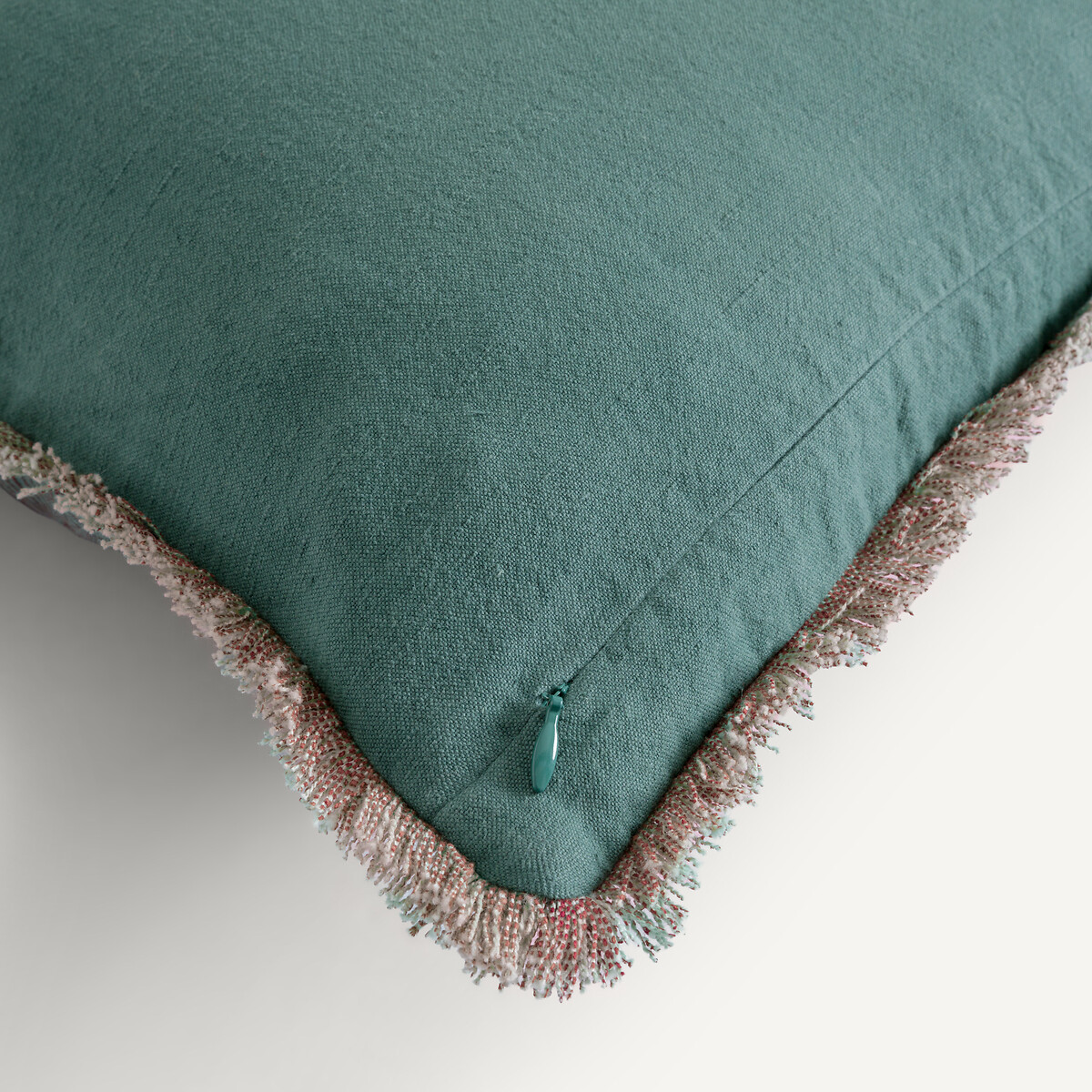 Housse de coussin brodée en lin et coton, SORINE vert cèdre / marron, AM.PM