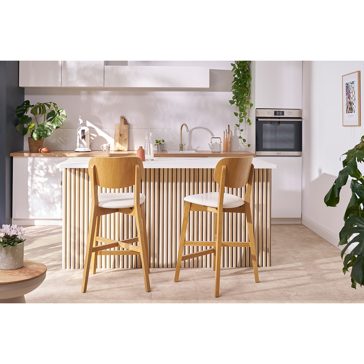 Tabouret de bar en bois clair chêne et tissu effet velours texturé vert kaki H65 cm LUCIA terra cotta, MILIBOO