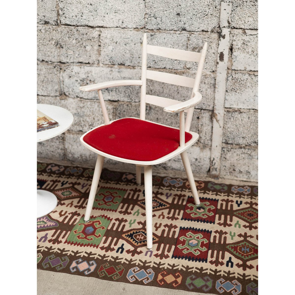 Chaise rouge et blanche Alma N°1724 - Bon état blanc, DEBONGOUT