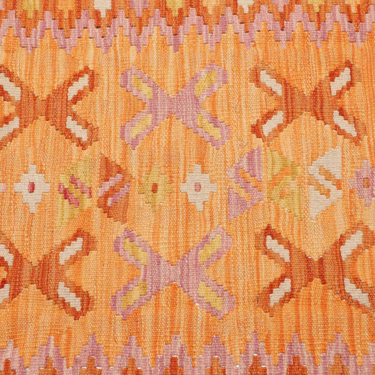 Tapis kilim au motif ethnique, tissé à plat en laine naturelle orange, rose, rouge, UN AMOUR DE TAPIS