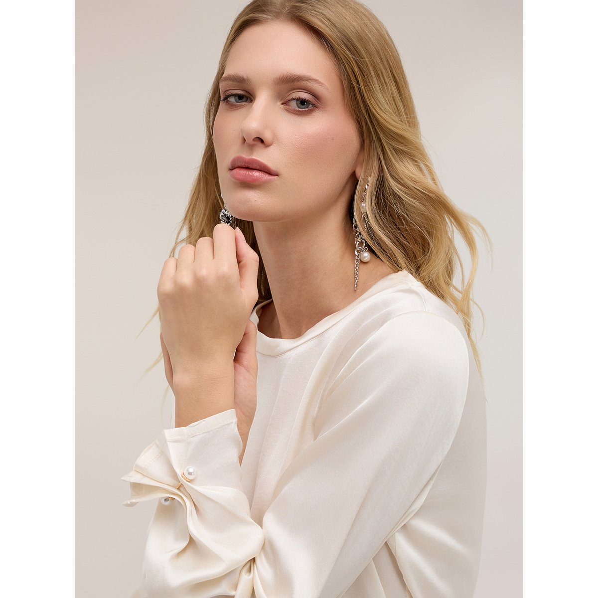 Blouse avec boutons de manchette à perle The Tailoring Lab blanc, MOTIVI