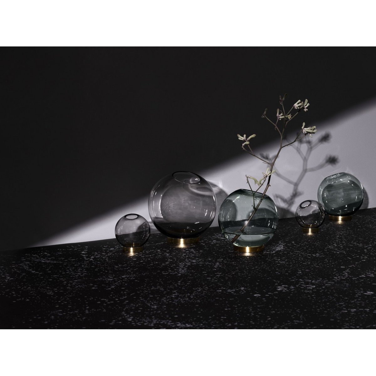 Vase Globe Verre et Laiton Large Diam 21 cm noir, AYTM