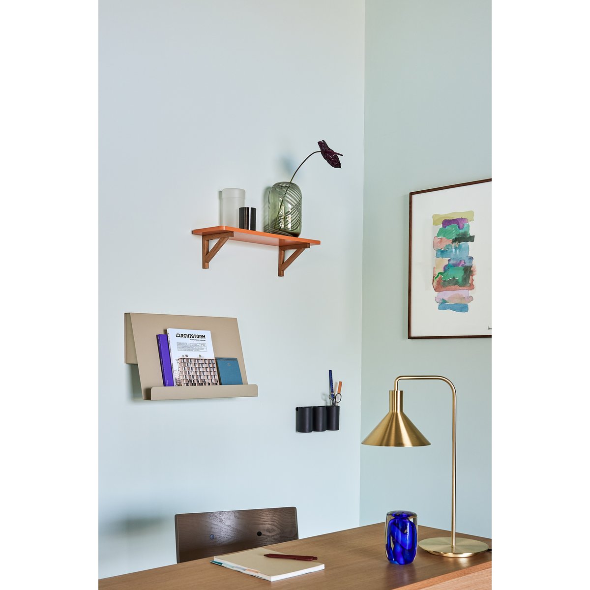 Porte-revues mural en acier SLOPE sable, HUBSCH