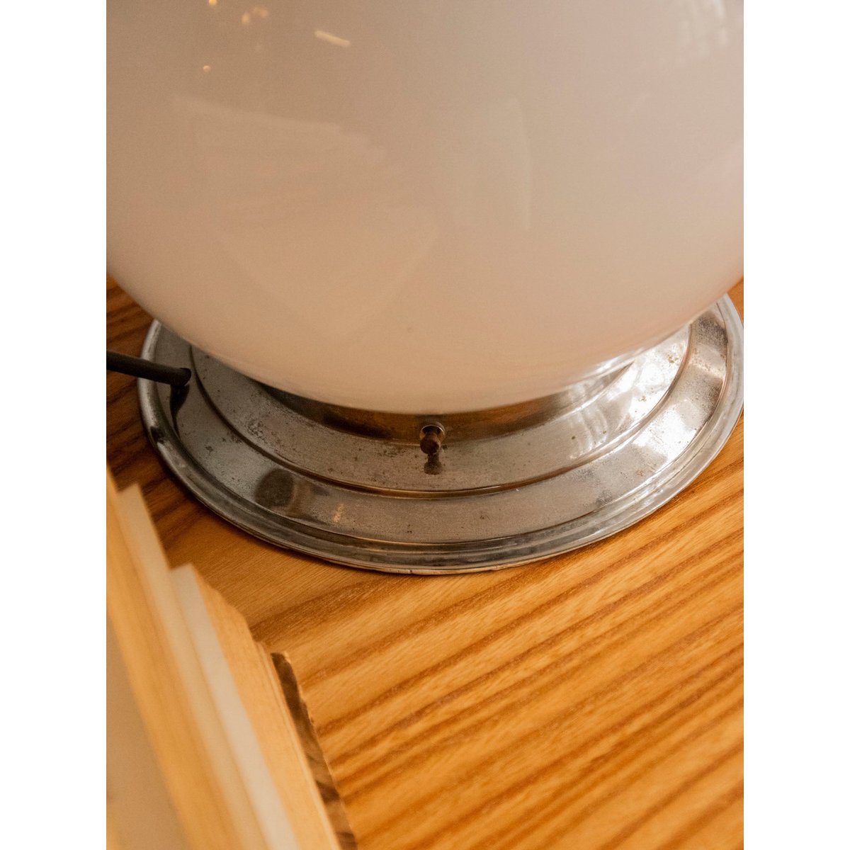 Lampe au globe lumineux en verre opaque Julia N°912 - Bon état blanc, DEBONGOUT