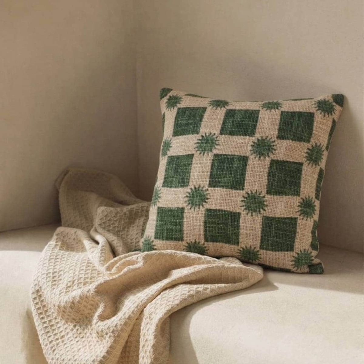 Coussin en coton natté imprimé soleils 40x40cm vert, ORNAMI