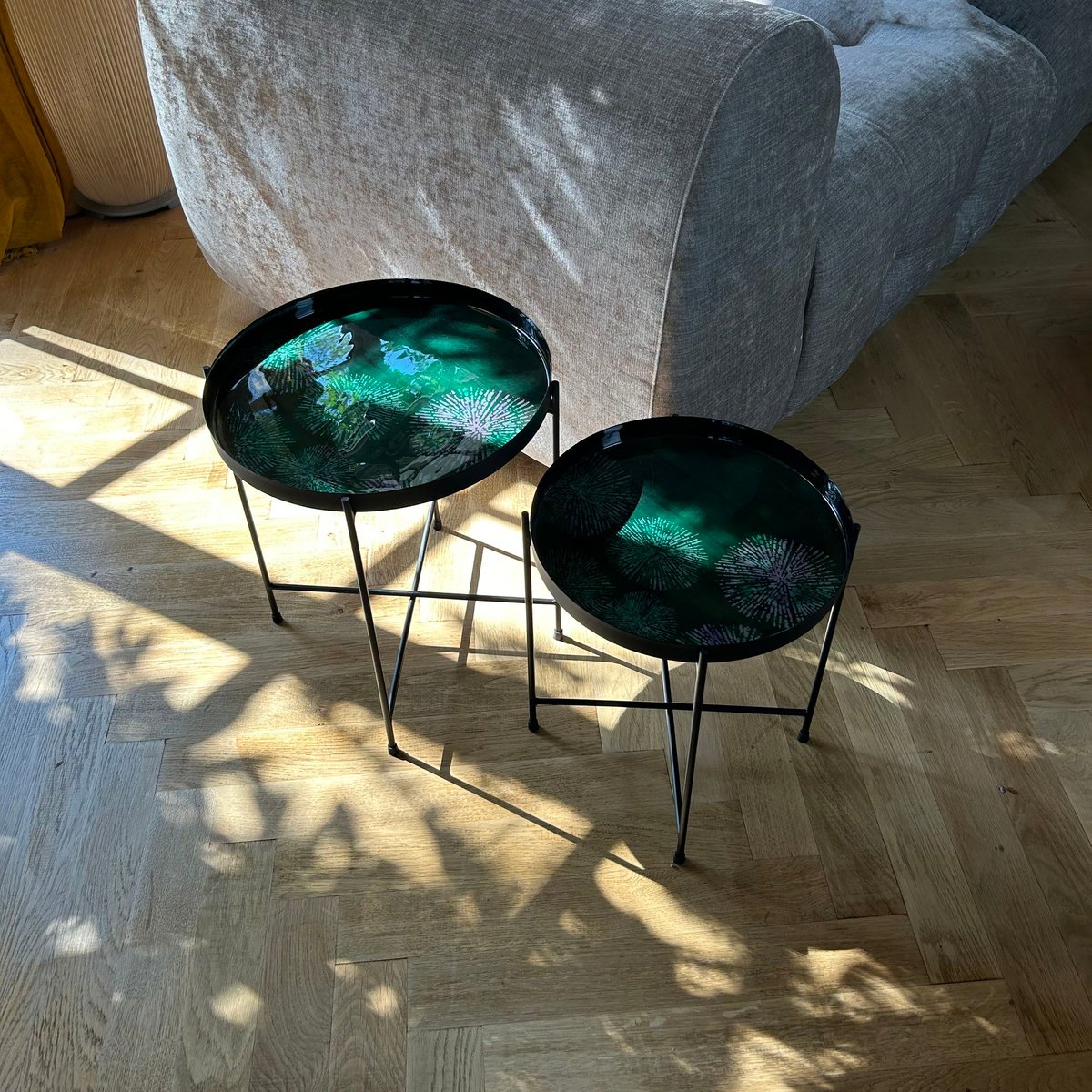 Set de 2 tables d'appoint avec plateau émaillé, GELA noir-vert, NOW'S HOME