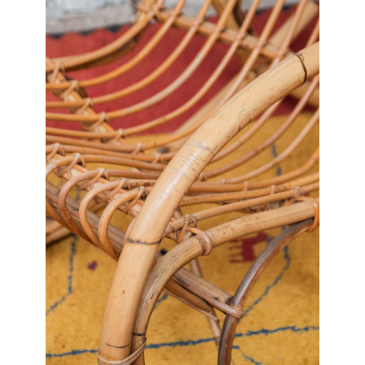 Grand rocking-chair en rotin clair Alibert N°67 - Bon état bois clair, DEBONGOUT
