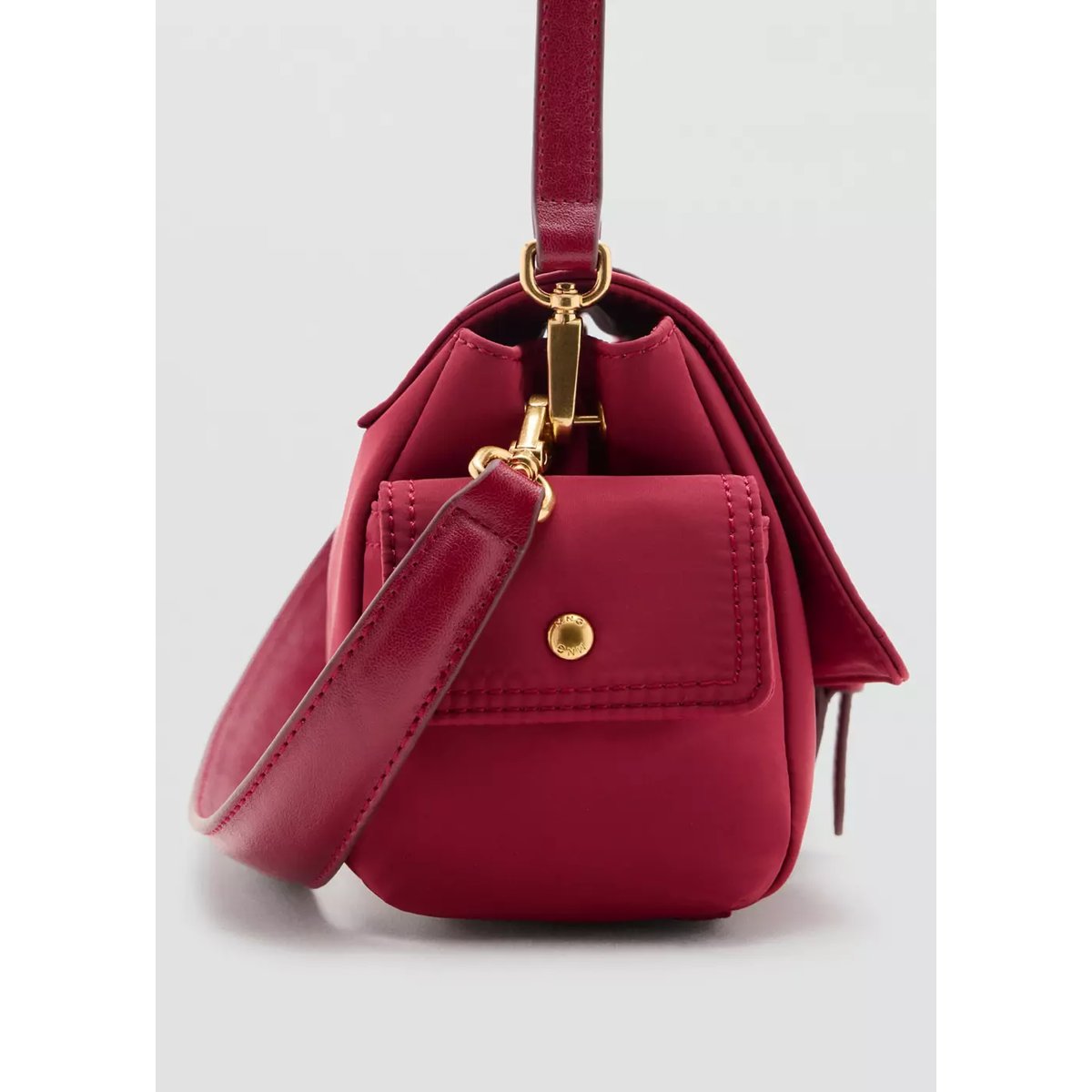 Sac bandoulière avec poches et boucle rouge, MANGO