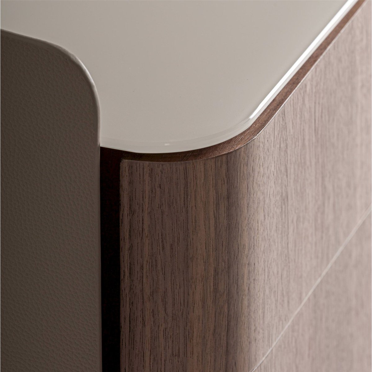 Table de chevet contemporaine en bois noyer, beige et verre blanc, RECOLLECTION