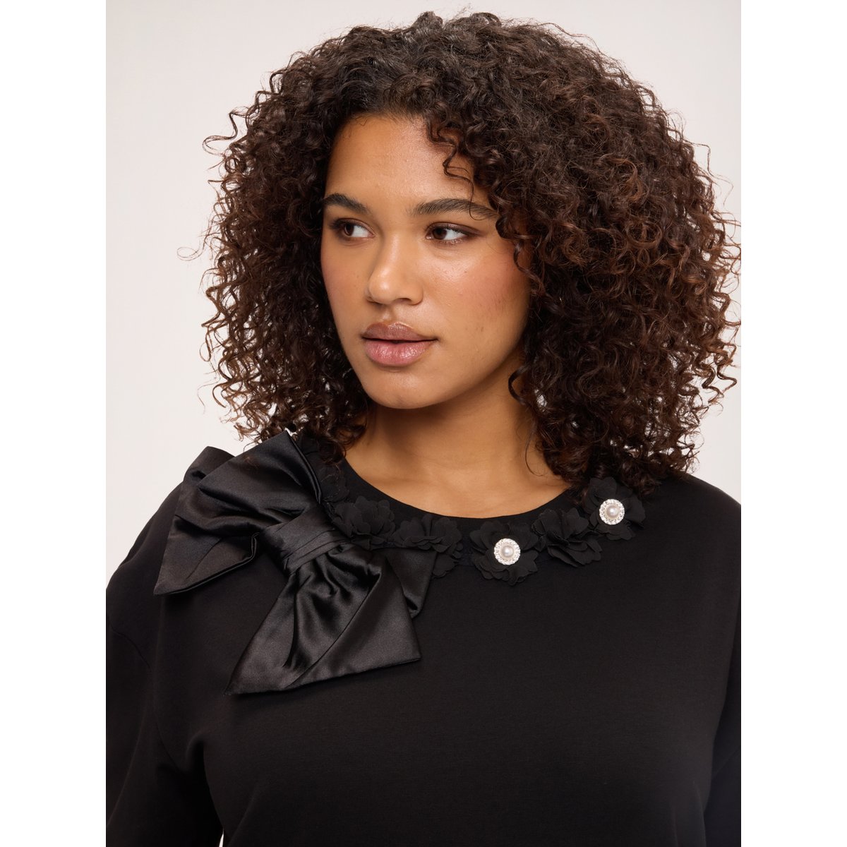 T-shirt à appliqués floraux et nœud noir, FIORELLA RUBINO