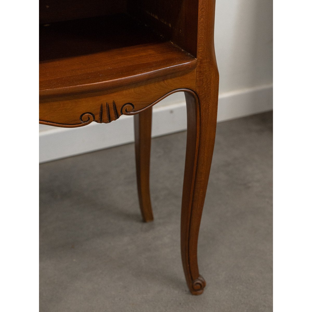 Paire de chevets en bois style Louis XV Odile N°1438 - Bon état bois foncé, DEBONGOUT
