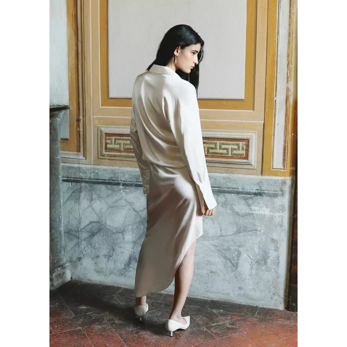 Robe satinée asymétrique blanc cassé, MANGO