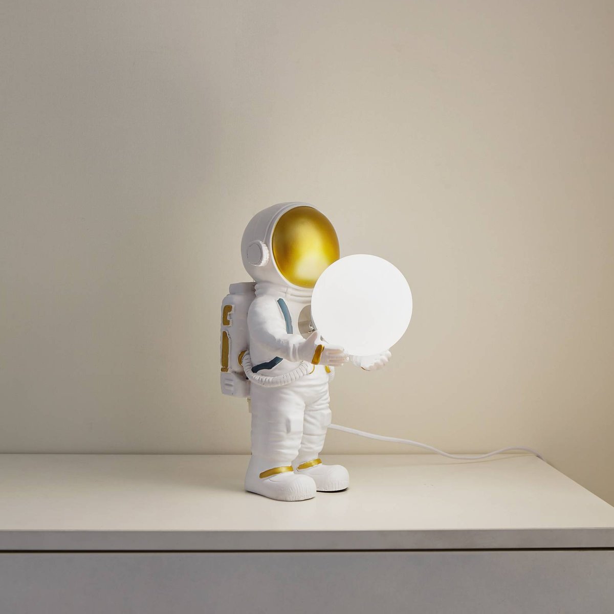 Lampe à poser en céramique jeunes, Kosmo blanc, or, LINDBY
