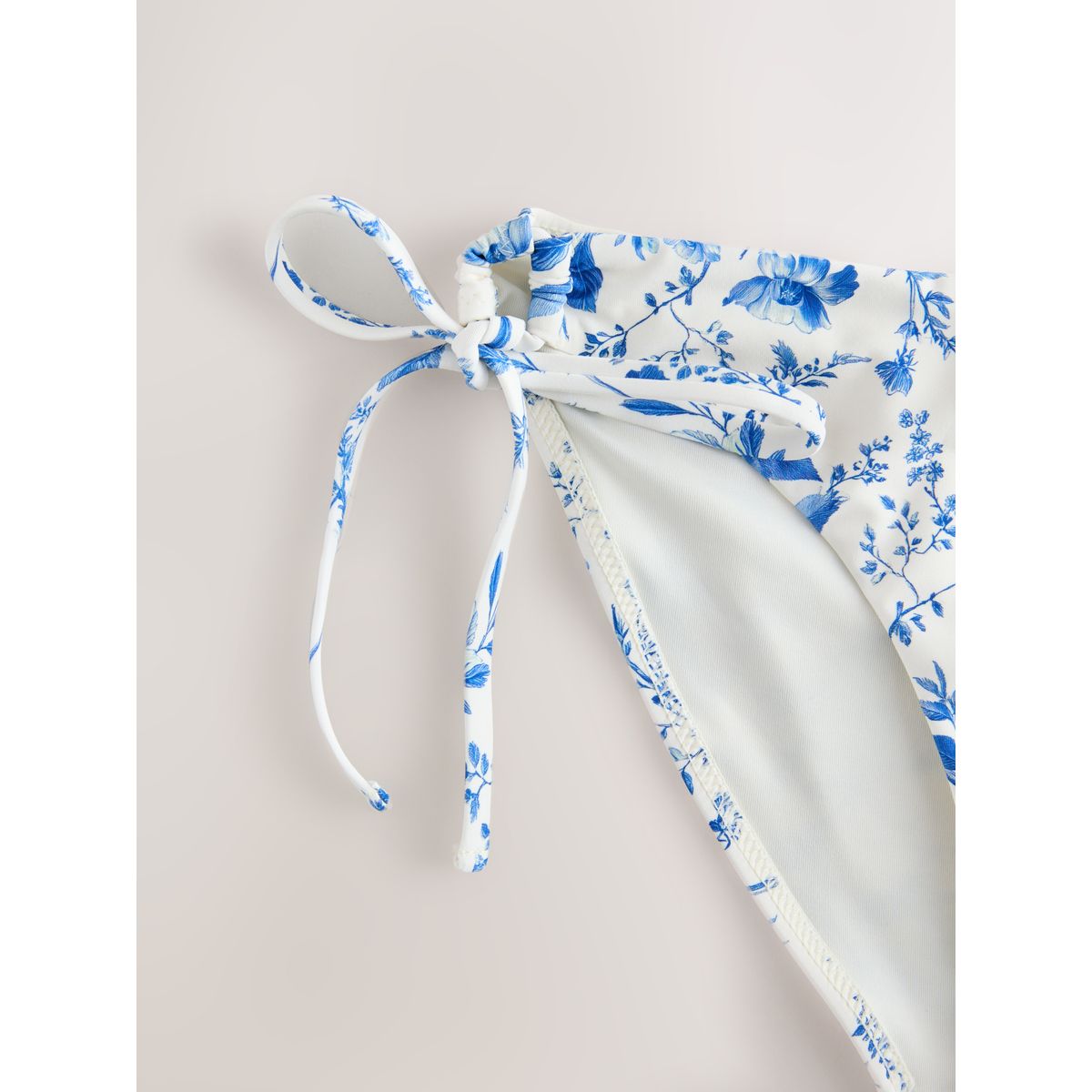 Bas de bikini noué sur les côtés blanc crème/bleu à petits motifs floraux, NEXT
