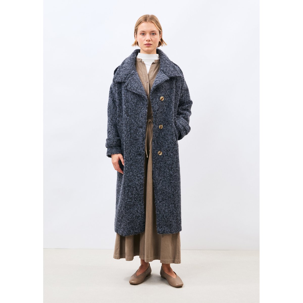 Manteau long col montant en bouclette bleu orage, HUMILITY